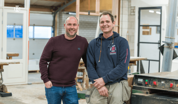 Timmerman en werkvoorbereider over binnen of buiten werken