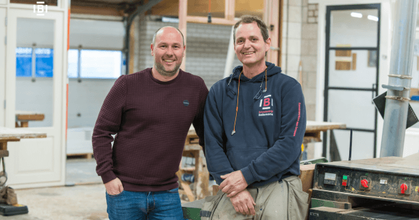 Timmerman en werkvoorbereider over binnen of buiten werken